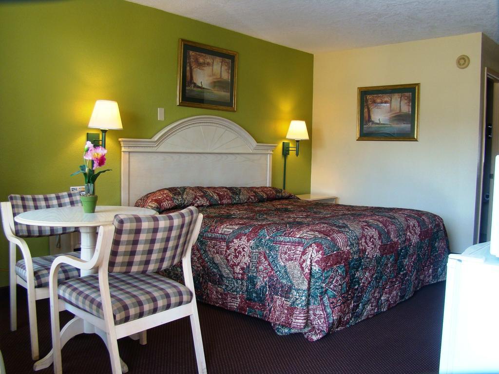 Holiday Terrace Inn - Pigeon Forge Bagian luar foto